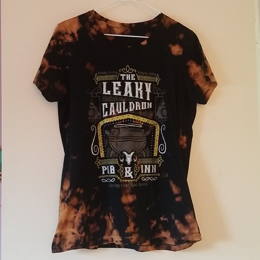 Leaky Cauldron Pub & Inn bleached tee
